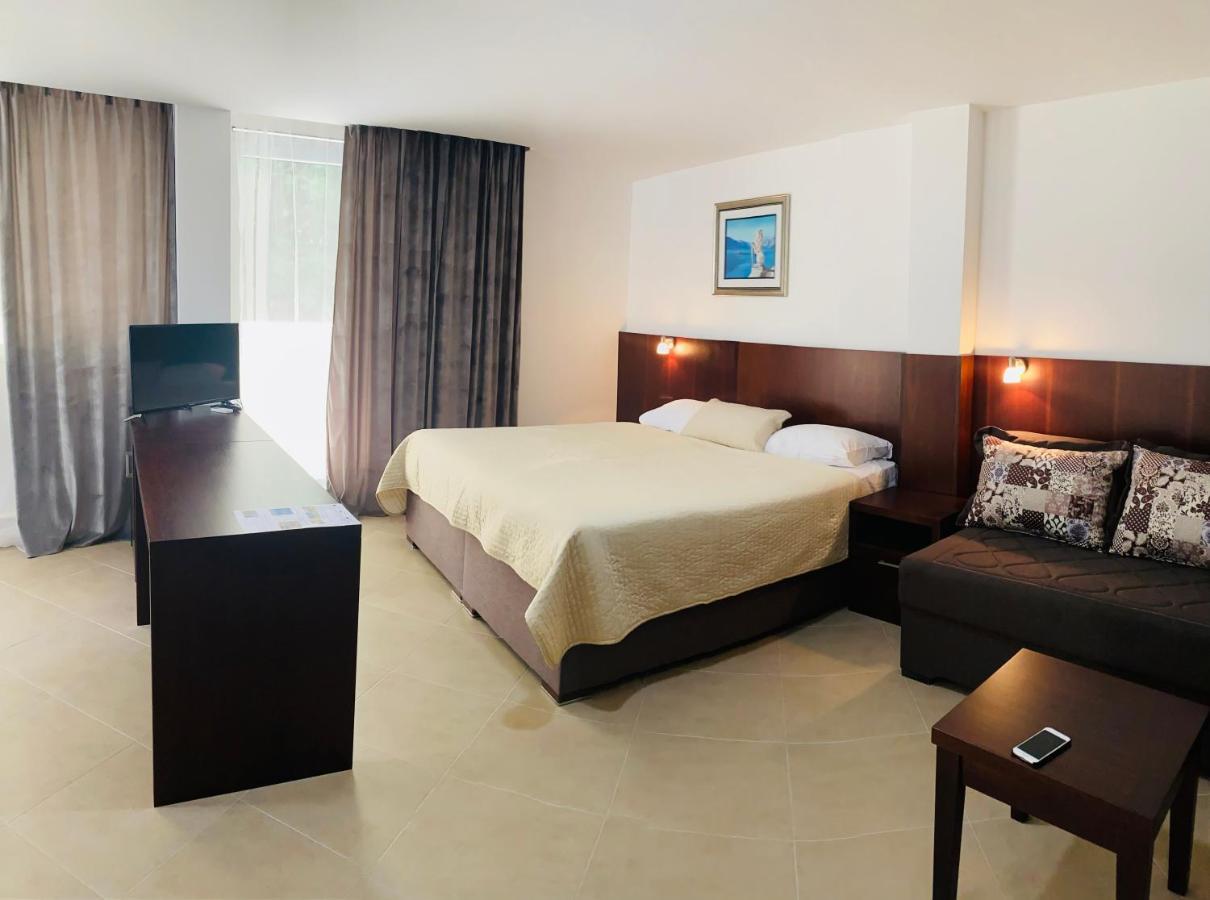 Hotel Vienna Herceg Novi Buitenkant foto